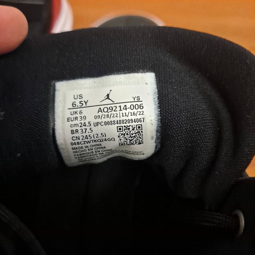 Nike Air Jordan Max Aura Black and Red 6.5Y Athletic Shoes - Picture 3 of 4